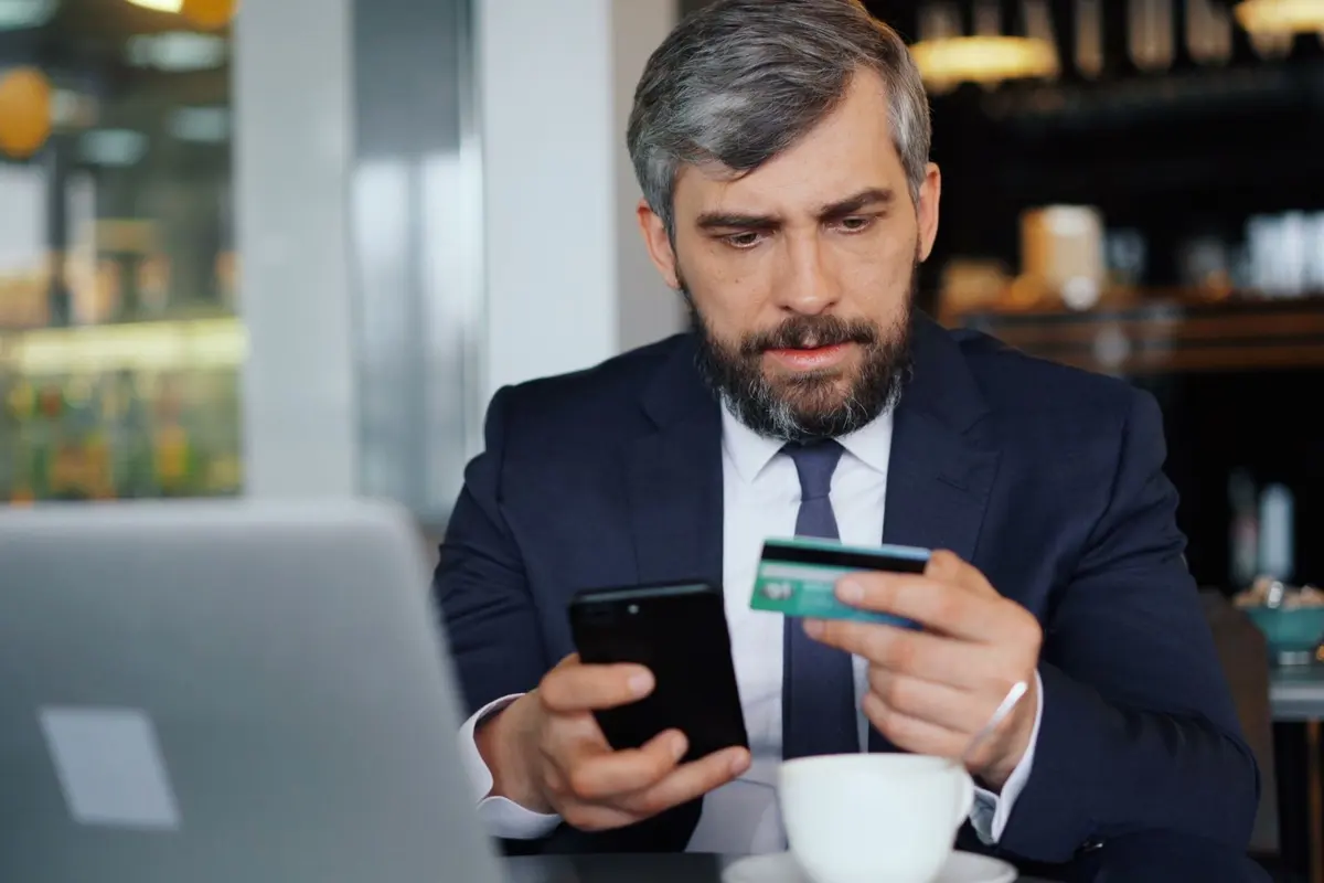 Une professionnelle de santé consulte son espace pro Korelio sur ordinateur, avec une carte tiers payant.